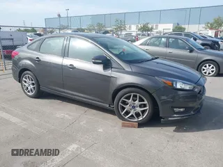 2015 Ford Focus SE z VIN 1FADP3F25FL348929, wystawiony jako IAAI lot #42275725 z przebiegiem 99 668 mil mil oraz . Historia ofert i sprzedaży dostępna na DreamBid. Obrazek 1.