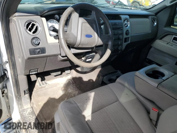 2010 Ford F-150 XL z VIN 1FTEX1E83AFB78831, wystawiony jako Copart lot #57885125 z przebiegiem 370 157 mil mil oraz Czysty tytuł • Clean title. Historia ofert i sprzedaży dostępna na DreamBid. Obrazek 8.