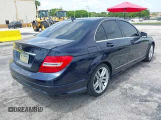 2014 Mercedes-Benz C 250 Sport z VIN WDDGF4HB9EA959513, wystawiony jako IAAI lot #42413556 z przebiegiem 144 773 mil mil oraz . Historia ofert i sprzedaży dostępna na DreamBid. Obrazek 4.