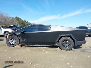 2024 Tesla Cybertruck z VIN 7G2CEHEDXRA022640, wystawiony jako IAAI lot #41423630 z przebiegiem 18 474 mil mil oraz . Historia ofert i sprzedaży dostępna na DreamBid. Obrazek 15.