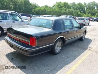 1997 Lincoln Town Car Executive z VIN 1LNLM81W4VY743851, wystawiony jako IAAI lot #42391178 z przebiegiem 261 762 mil mil oraz . Historia ofert i sprzedaży dostępna na DreamBid. Obrazek 4.