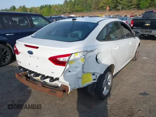 2013 Ford Focus SE z VIN 1FADP3F29DL239824, wystawiony jako IAAI lot #42219875 z przebiegiem 86 699 mil mil oraz . Historia ofert i sprzedaży dostępna na DreamBid. Obrazek 4.