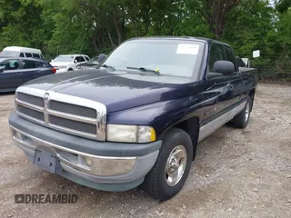 1998 Dodge 1500 z VIN 3B7HC13Z2WG206757, wystawiony jako IAAI lot #42373469 z przebiegiem 151 099 mil mil oraz . Historia ofert i sprzedaży dostępna na DreamBid. Obrazek 2.