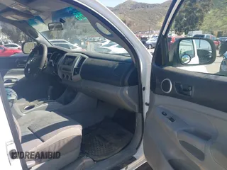2005 Toyota Tacoma PreRunner z VIN 5TETU62N25Z062181, wystawiony jako IAAI lot #41837178 z przebiegiem 236 480 mil mil oraz . Historia ofert i sprzedaży dostępna na DreamBid. Obrazek 5.