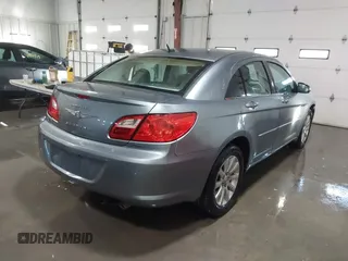 2010 Chrysler Sebring Limited z VIN 1C3CC5FD8AN134758, wystawiony jako IAAI lot #41190558 z przebiegiem 259 904 mil mil oraz . Historia ofert i sprzedaży dostępna na DreamBid. Obrazek 4.