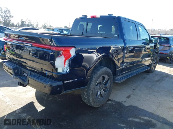 2022 Ford F-150 Lightning Pro z VIN 1FT6W1EV8NWG04113, wystawiony jako IAAI lot #41765532 z przebiegiem 48 990 mil mil oraz . Historia ofert i sprzedaży dostępna na DreamBid. Obrazek 4.