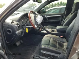 2004 Porsche Cayenne Turbo z VIN WP1AC29P44LA93499, wystawiony jako Copart lot #56761105 z przebiegiem Nie podano mil oraz Szkoda całkowita • Salvage title. Historia ofert i sprzedaży dostępna na DreamBid. Obrazek 7.