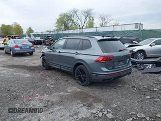 2022 Volkswagen Tiguan SE R-Line Black z VIN 3VVCB7AX9NM014741, wystawiony jako IAAI lot #42043123 z przebiegiem 71 777 mil mil oraz . Historia ofert i sprzedaży dostępna na DreamBid. Obrazek 3.