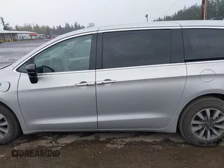2024 Chrysler Pacifica Hybrid Select z VIN 2C4RC1S71RR141743, wystawiony jako IAAI lot #42019686 z przebiegiem 17 638 mil mil oraz . Historia ofert i sprzedaży dostępna na DreamBid. Obrazek 14.