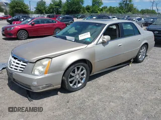 2006 Cadillac DTS 1SE z VIN 1G6KD57936U245734, wystawiony jako IAAI lot #42238256 z przebiegiem 209 188 mil mil oraz . Historia ofert i sprzedaży dostępna na DreamBid. Obrazek 2.
