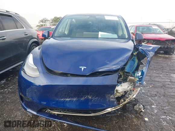 2024 Tesla Model Y Long Range with VIN 7SAYGDEE1RA319271, listed as a IAAI auction lot 41530466 with 7,934 mi miles. Bid and sale history available at carsss.com. Image 12.