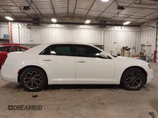 2015 Chrysler 300 S z VIN 2C3CCAGG7FH923212, wystawiony jako IAAI lot #42212494 z przebiegiem 105 000 mil mil oraz . Historia ofert i sprzedaży dostępna na DreamBid. Obrazek 13.