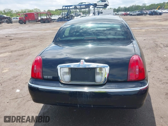 2001 Lincoln Town Car Executive z VIN 1LNHM81W21Y703011, wystawiony jako IAAI lot #42211369 z przebiegiem 188 000 mil mil oraz . Historia ofert i sprzedaży dostępna na DreamBid. Obrazek 17.
