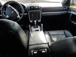 2005 Porsche Cayenne z VIN WP1AA29P65LA24059, wystawiony jako Copart lot #57484235 z przebiegiem Nie podano mil oraz Szkoda całkowita • Salvage title. Historia ofert i sprzedaży dostępna na DreamBid. Obrazek 8.