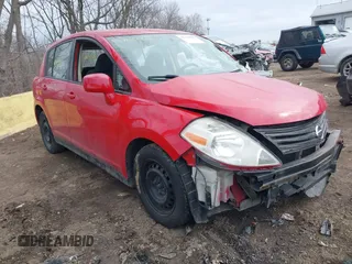 2011 Nissan Versa S z VIN 3N1BC1CP0BL494240, wystawiony jako IAAI lot #41703008 z przebiegiem 182 284 mil mil oraz . Historia ofert i sprzedaży dostępna na DreamBid. Obrazek 1.