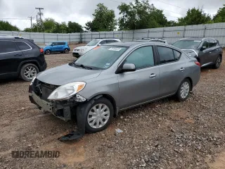 2012 Nissan Versa SV z VIN 3N1CN7AP2CL939308, wystawiony jako Copart lot #55360625 z przebiegiem 138 134 mil mil oraz Szkoda całkowita • Salvage title. Historia ofert i sprzedaży dostępna na DreamBid. Obrazek 1.