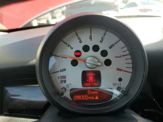 2011 MINI Hardtop z VIN WMWSU3C52BT099618, wystawiony jako Copart lot #57863215 z przebiegiem 98 302 mil mil oraz Tytuł czysty. Historia ofert i sprzedaży dostępna na DreamBid. Obrazek 9.