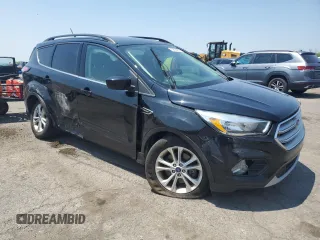 2018 Ford Escape SE z VIN 1FMCU9GD3JUA78244, wystawiony jako Copart lot #59508955 z przebiegiem 108 273 mil mil oraz Szkoda całkowita • Salvage title. Historia ofert i sprzedaży dostępna na DreamBid. Obrazek 4.