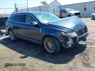 2014 Lincoln MKT EcoBoost z VIN 2LMHJ5ATXEBL57360, wystawiony jako IAAI lot #41976182 z przebiegiem 126 676 mil mil oraz . Historia ofert i sprzedaży dostępna na DreamBid. Obrazek 1.