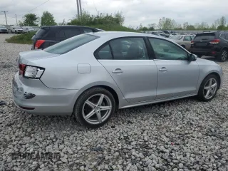 2015 Volkswagen Jetta SE z VIN 3VWD07AJ0FM252092, wystawiony jako Copart lot #56682945 z przebiegiem 104 325 mil mil oraz Czysty tytuł • Clean title. Historia ofert i sprzedaży dostępna na DreamBid. Obrazek 3.