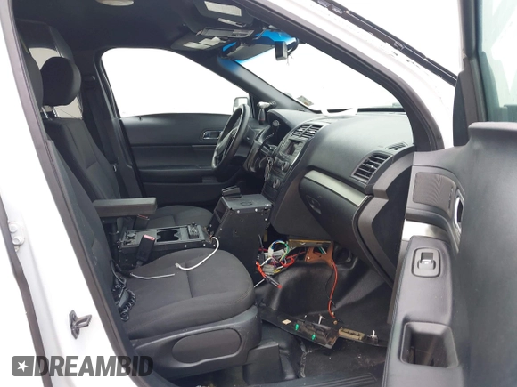 2016 Ford Police Interceptor Utility z VIN 1FM5K8AR7GGA08217, wystawiony jako IAAI lot #42180179 z przebiegiem 122 649 mil mil oraz . Historia ofert i sprzedaży dostępna na DreamBid. Obrazek 5.