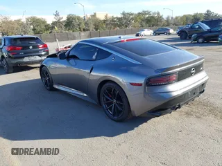 2024 Nissan Z Performance с VIN JN1BZ4BH6RM362352, выставлен на аукционе IAAI как лот 41141551 с пробегом 34 507 миль миль и . История ставок и продаж доступна на DreamBid. Изображение 3.