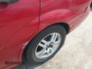 2004 Ford Focus SE z VIN 1FAFP34384W120763, wystawiony jako IAAI lot #42339251 z przebiegiem 262 686 mil mil oraz . Historia ofert i sprzedaży dostępna na DreamBid. Obrazek 6.