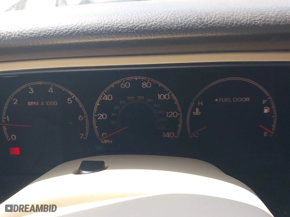 2005 Lincoln Navigator Luxury with VIN 5LMFU27535LJ04900, listed as a IAAI auction lot 42050316 with 293,904 mi miles. Bid and sale history available at carsss.com. Image 7.