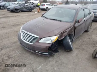 2013 Chrysler 200 Touring z VIN 1C3CCBBB0DN570432, wystawiony jako IAAI lot #41566127 z przebiegiem 167 300 mil mil oraz . Historia ofert i sprzedaży dostępna na DreamBid. Obrazek 17.