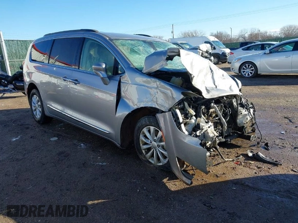 2017 Chrysler Pacifica Touring L z VIN 2C4RC1BG3HR569442, wystawiony jako IAAI lot #41467452 z przebiegiem Nie podano mil oraz . Historia ofert i sprzedaży dostępna na DreamBid. Obrazek 1.