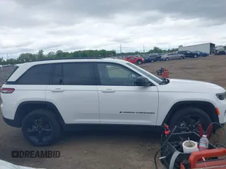 2023 Jeep Grand Cherokee Limited z VIN 1C4RJHBG8PC518881, wystawiony jako IAAI lot #42342233 z przebiegiem 58 773 mil mil oraz . Historia ofert i sprzedaży dostępna na DreamBid. Obrazek 13.