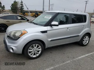 2013 Kia Soul + z VIN KNDJT2A62D7482347, wystawiony jako Copart lot #58663005 z przebiegiem 88 952 mil mil oraz Tytuł czysty. Historia ofert i sprzedaży dostępna na DreamBid. Obrazek 1.
