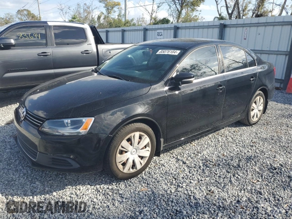 2013 Volkswagen Jetta SE z VIN 3VWDX7AJ2DM301057, wystawiony jako Copart lot #85076104 z przebiegiem 126 684 mil mil oraz Czysty tytuł • Clean title. Historia ofert i sprzedaży dostępna na DreamBid. Obrazek 1.