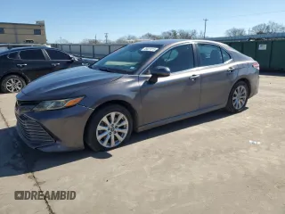 2018 Toyota Camry LE z VIN 4T1B11HK0JU563153, wystawiony jako Copart lot #46621015 z przebiegiem 78 668 mil mil oraz Szkoda całkowita • Salvage title. Historia ofert i sprzedaży dostępna na DreamBid. Obrazek 1.