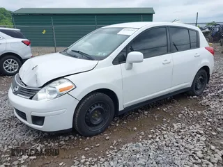 2009 Nissan Versa S z VIN 3N1BC13E19L442205, wystawiony jako IAAI lot #42446103 z przebiegiem 125 011 mil mil oraz . Historia ofert i sprzedaży dostępna na DreamBid. Obrazek 2.
