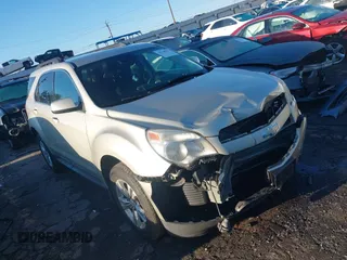2013 Chevrolet Equinox LT z VIN 1GNALPEK7DZ128940, wystawiony jako IAAI lot #41768911 z przebiegiem 107 000 mil mil oraz . Historia ofert i sprzedaży dostępna na DreamBid. Obrazek 1.