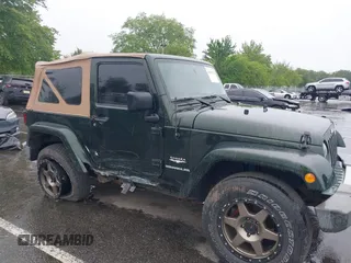 2010 Jeep Wrangler Sahara z VIN 1J4AA5D19AL133321, wystawiony jako IAAI lot #42369872 z przebiegiem 66 930 mil mil oraz . Historia ofert i sprzedaży dostępna na DreamBid. Obrazek 6.
