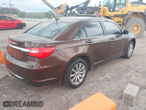 2013 Chrysler 200 Touring z VIN 1C3CCBBB2DN538825, wystawiony jako IAAI lot #42009269 z przebiegiem 90 897 mil mil oraz . Historia ofert i sprzedaży dostępna na DreamBid. Obrazek 4.