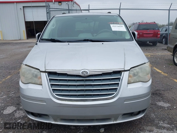 2010 Chrysler Town & Country Touring z VIN 2A4RR5D12AR265985, wystawiony jako IAAI lot #41970445 z przebiegiem 125 635 mil mil oraz . Historia ofert i sprzedaży dostępna na DreamBid. Obrazek 6.