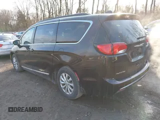 2017 Chrysler Pacifica Touring L z VIN 2C4RC1BG0HR526659, wystawiony jako IAAI lot #41752301 z przebiegiem 181 433 mil mil oraz . Historia ofert i sprzedaży dostępna na DreamBid. Obrazek 3.