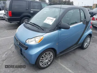 2013 Smart fortwo Pure z VIN WMEEJ3BA9DK645638, wystawiony jako IAAI lot #42371405 z przebiegiem 37 293 mil mil oraz . Historia ofert i sprzedaży dostępna na DreamBid. Obrazek 2.