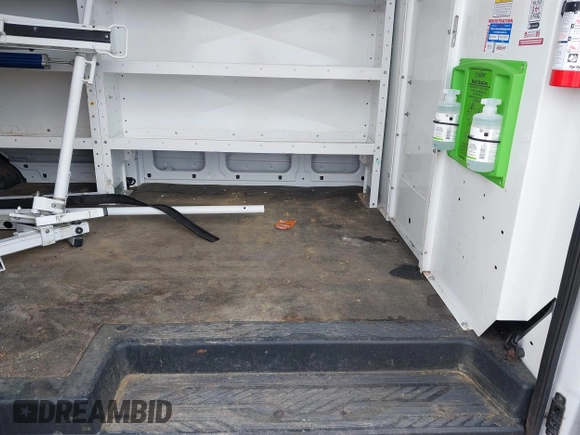 2020 Ford Transit Cargo z VIN 1FTBR1C80LKB26065, wystawiony jako IAAI lot #42545264 z przebiegiem 54 978 mil mil oraz . Historia ofert i sprzedaży dostępna na DreamBid. Obrazek 8.