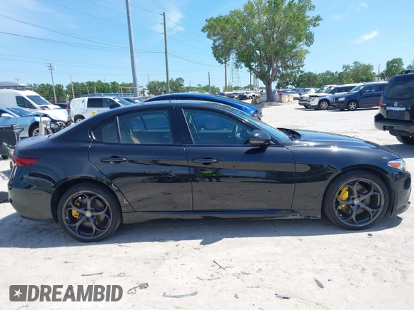 2017 Alfa Romeo Giulia Ti with VIN ZARFAEEN5H7545113, listed as a IAAI auction lot 41919103 with 62,182 mi miles. Bid and sale history available at carsss.com. Image 13.