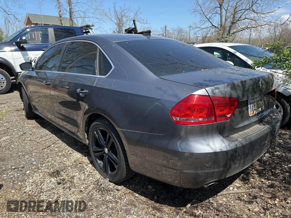 2015 Volkswagen Passat SE z VIN 1VWBV7A38FC025826, wystawiony jako IAAI lot #42108113 z przebiegiem 139 459 mil mil oraz . Historia ofert i sprzedaży dostępna na DreamBid. Obrazek 3.