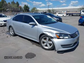 2012 Volkswagen Passat SE z VIN 1VWBP7A36CC068499, wystawiony jako IAAI lot #41932731 z przebiegiem 208 896 mil mil oraz . Historia ofert i sprzedaży dostępna na DreamBid. Obrazek 1.
