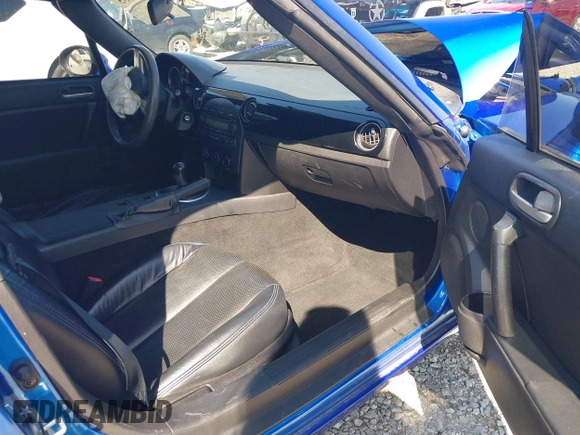 2006 Mazda MX-5 Miata Touring z VIN JM1NC25F560104482, wystawiony jako IAAI lot #42045035 z przebiegiem 131 892 mil mil oraz . Historia ofert i sprzedaży dostępna na DreamBid. Obrazek 5.