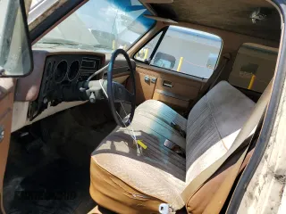 1989 Chevrolet Suburban z VIN 1GNGR26N6KF150544, wystawiony jako Copart lot #50469335 z przebiegiem 21 480 mil mil oraz Czysty tytuł • Clean title. Historia ofert i sprzedaży dostępna na DreamBid. Obrazek 7.