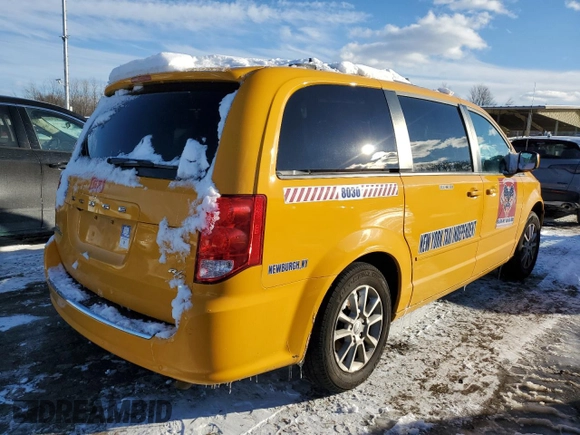 2011 Dodge Grand Caravan R/T with VIN 2D4RN7DG9BR696121, listed as a Copart auction lot 88876165 with 231,021 mi miles and Salvage Title. Bid and sale history available at DreamBid. Image 3.