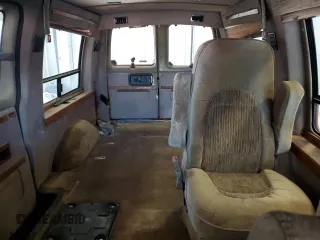 2000 Chevrolet Chevy Van z VIN 1GBFG15M4Y1211137, wystawiony jako Copart lot #75990404 z przebiegiem 137 181 mil mil oraz Nie do naprawy • Non repairable. Historia ofert i sprzedaży dostępna na DreamBid. Obrazek 10.