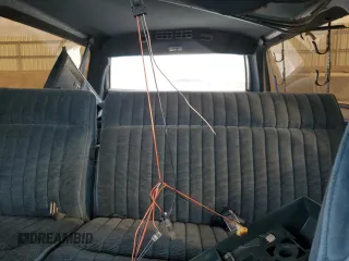 1989 GMC Suburban z VIN 1GKGV26K0KF517730, wystawiony jako Copart lot #41437715 z przebiegiem 21 423 mil mil oraz Szkody całkowita. Historia ofert i sprzedaży dostępna na DreamBid. Obrazek 10.